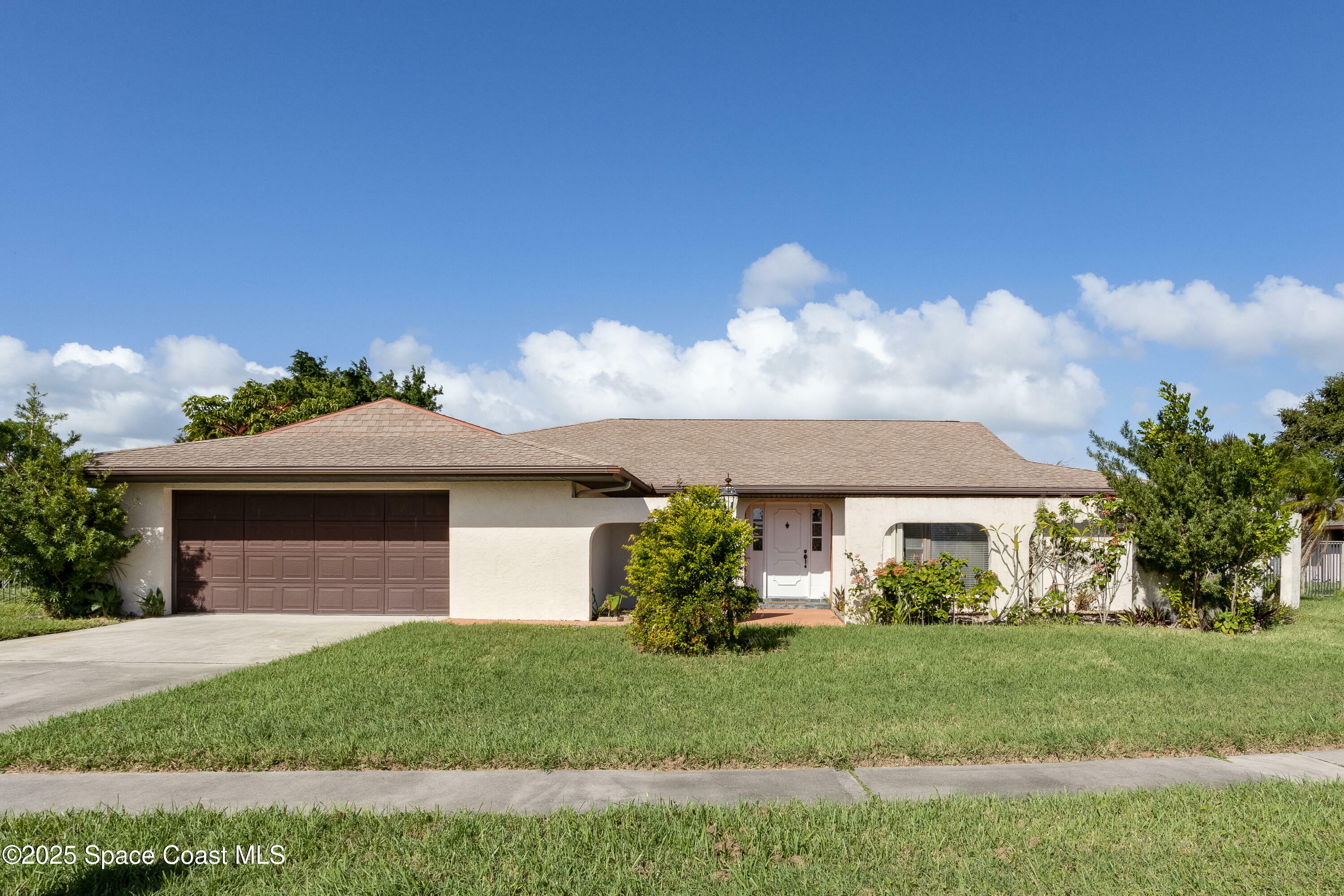 Property Photo: 690 Pebble Beach Avenue NE FL 32905
