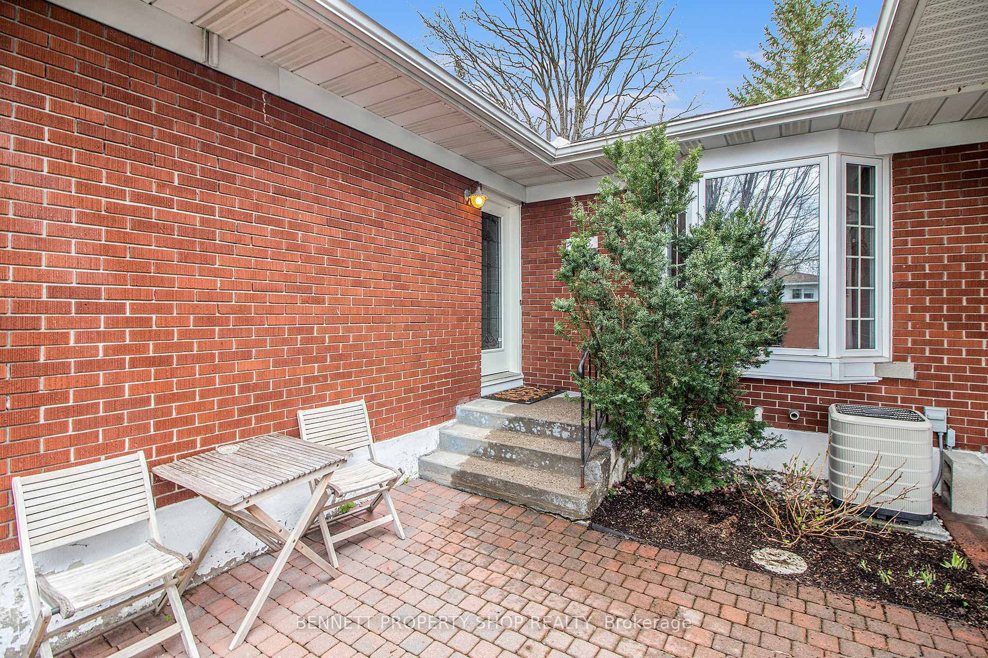 Property Photo: 668 Chapman Boulevard ON K1G 1T6