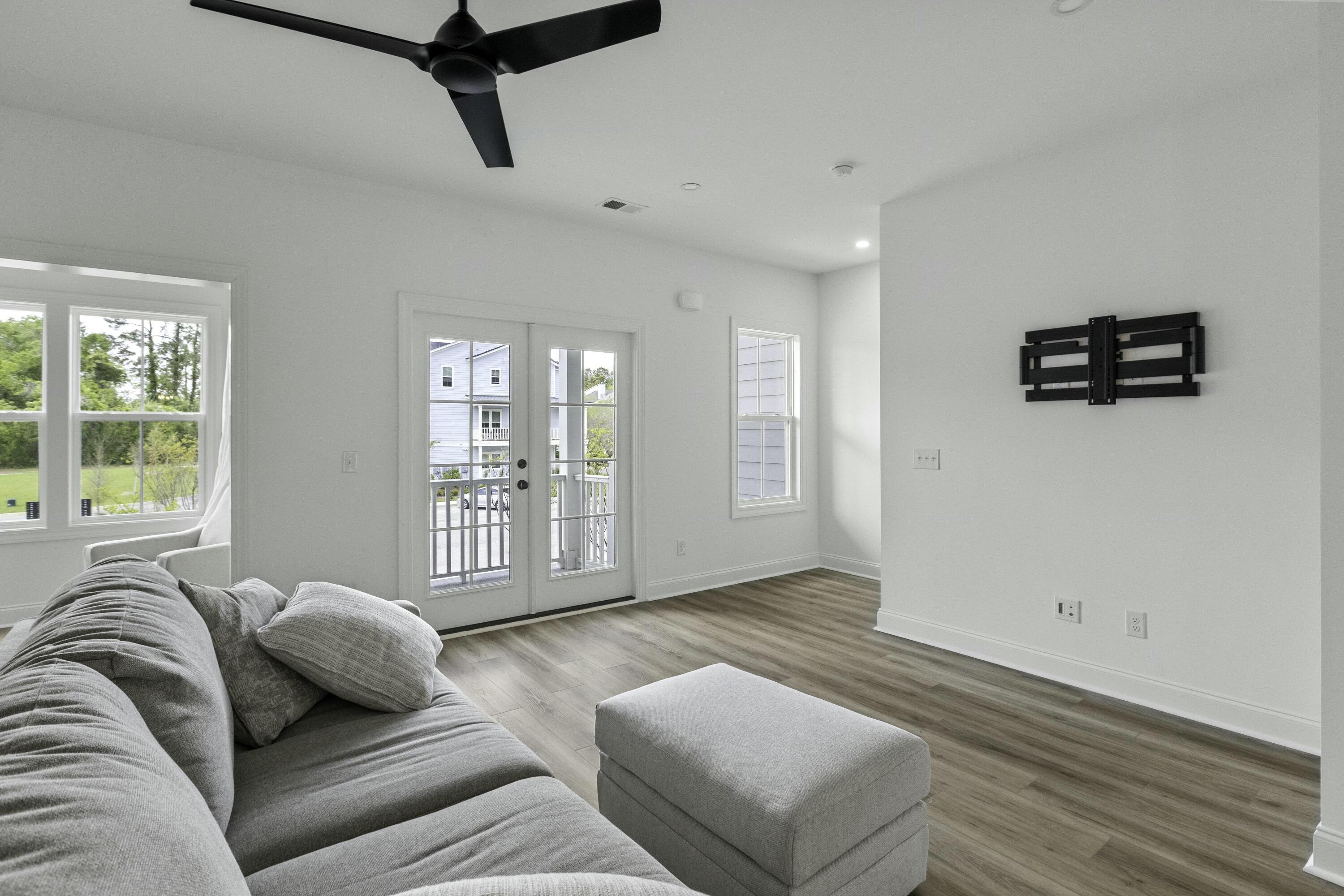 Property Photo:  637 N Laurel Street  SC 29483 