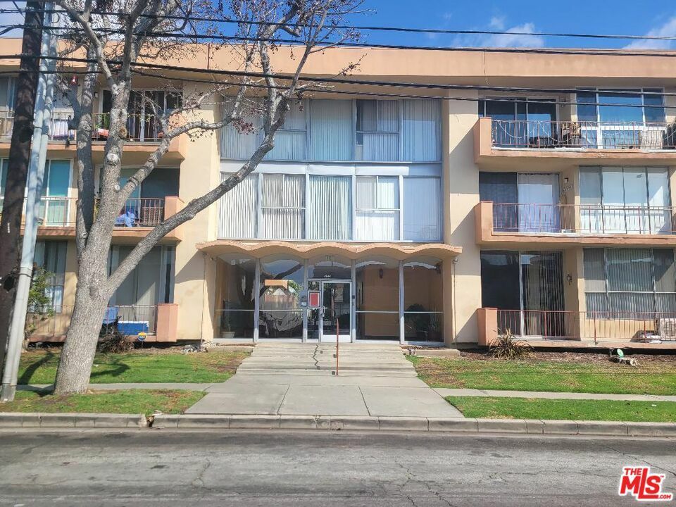 Property Photo:  855   Victor Ave 203  CA 90302 