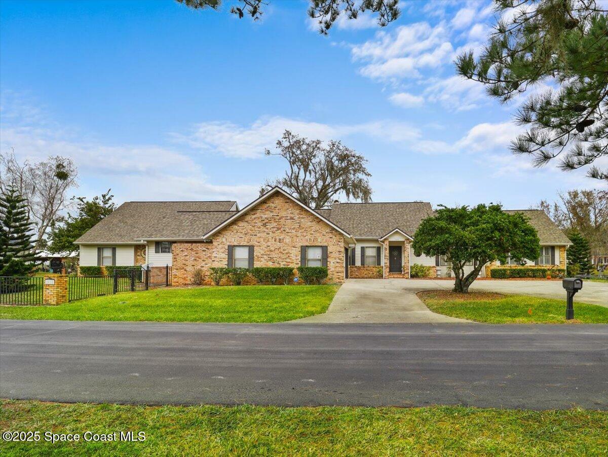 Property Photo: 1610 Yellow Brick Road FL 32102