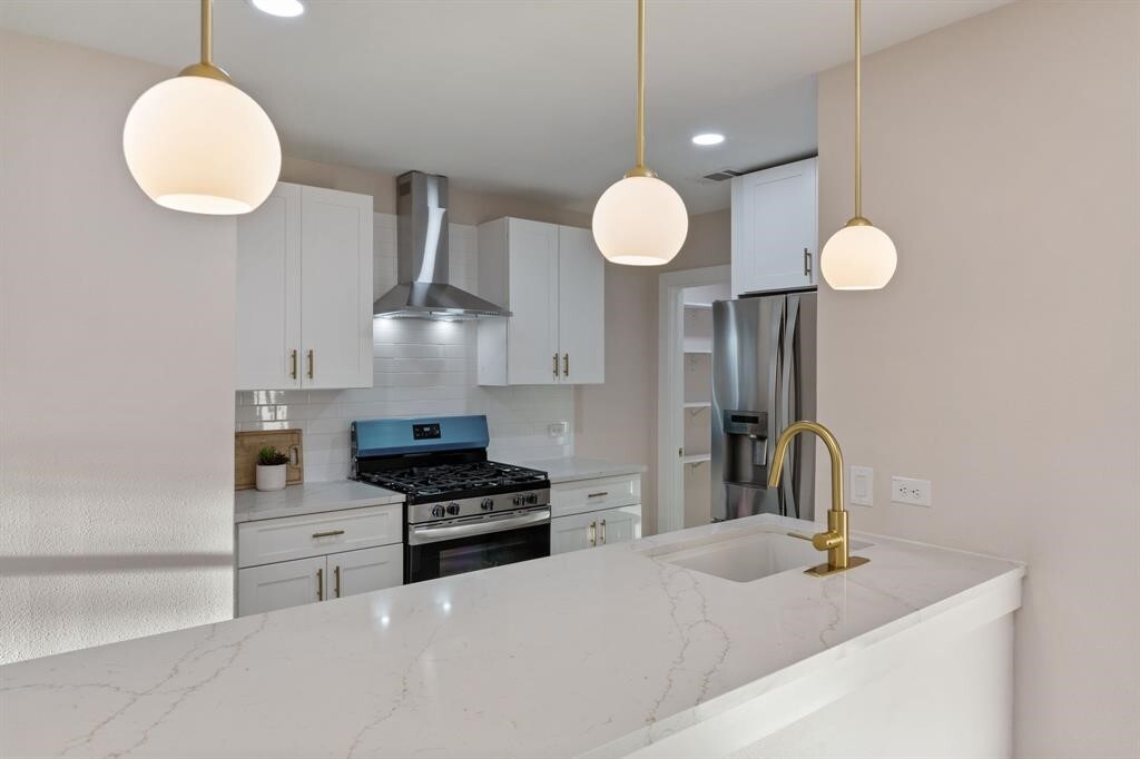 Property Photo: 216 Armstrong Street TX 78666