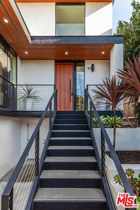 Property Photo: 552 Stassi Ln CA 90402