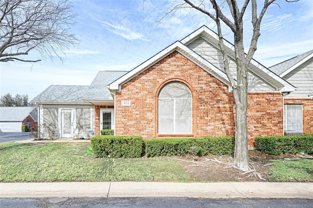 Property Photo: 925 Bridges Drive TX 76012