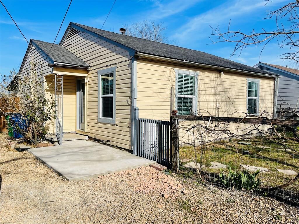 Property Photo: 203 Ennis Street TX 75165