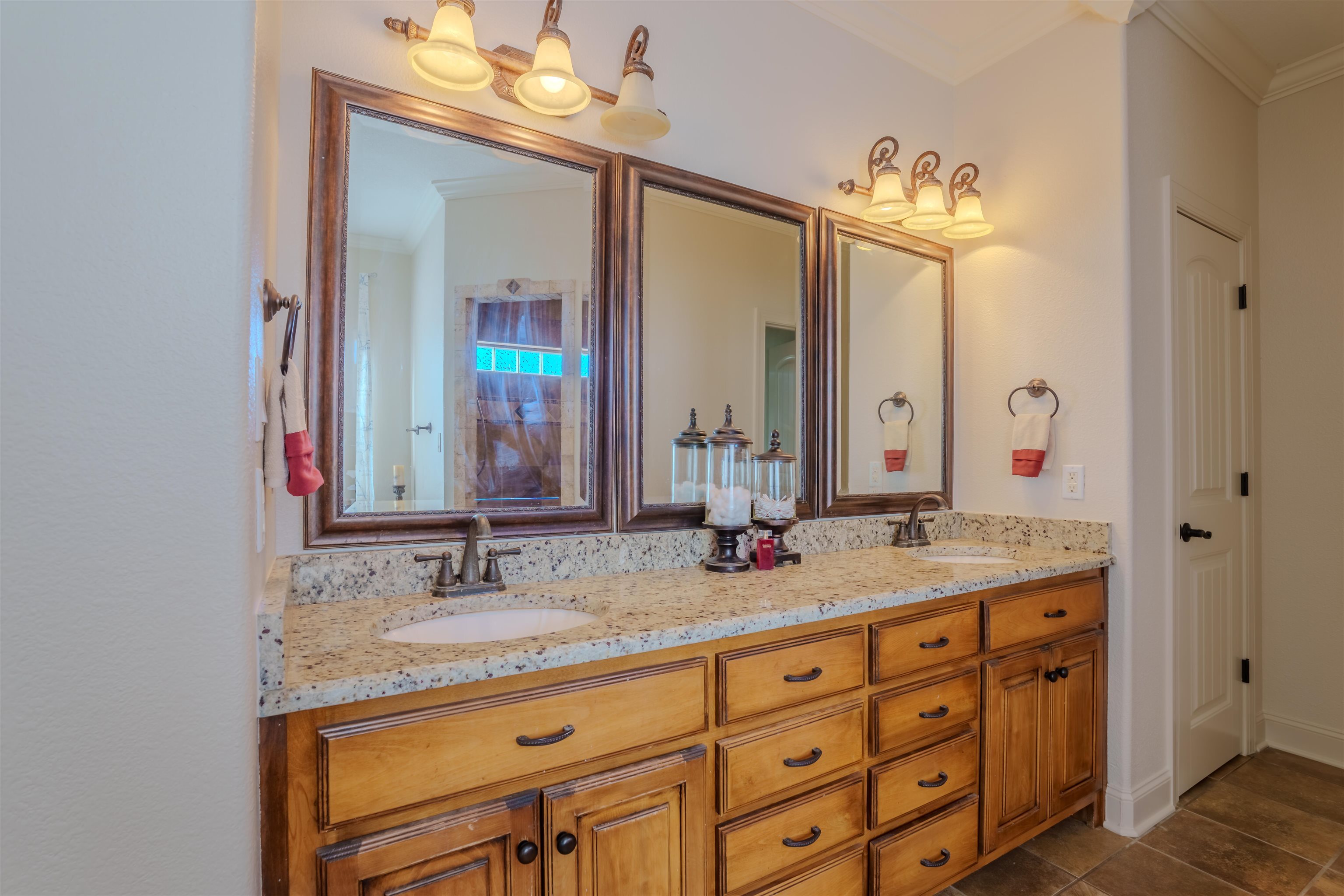 Property Photo:  2502 Brown St  AL 35661 - MUSCLE S 