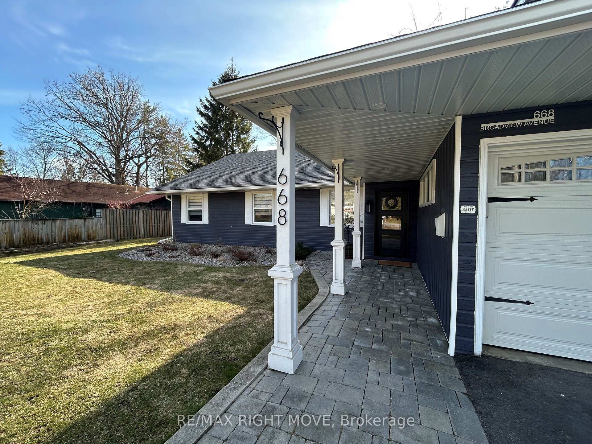 Photo de la propriété: 668 Broadview Ave ON L3V 6P2