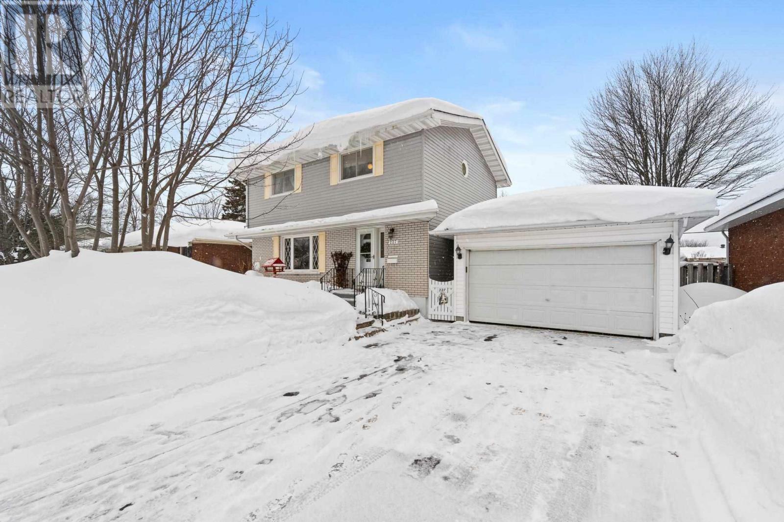 Property Photo:  227 Carlbert St  ON P6A 5C9 