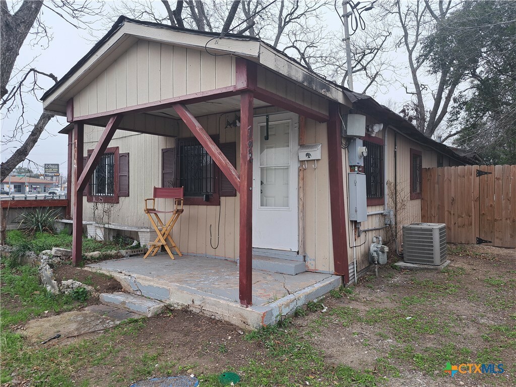 792 S Seguin Avenue  New Braunfels TX 78130 photo