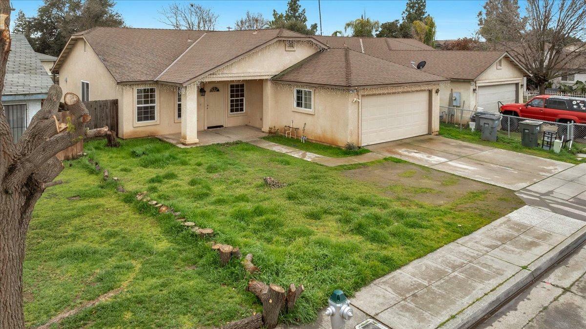 Property Photo:  998 E Jolson Avenue  CA 93706 