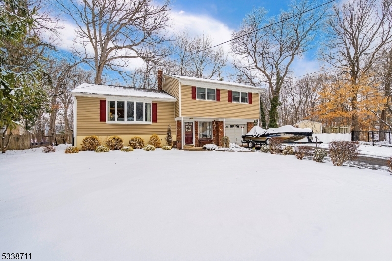 Property Photo:  1 Baldwin Ct  NJ 07016 