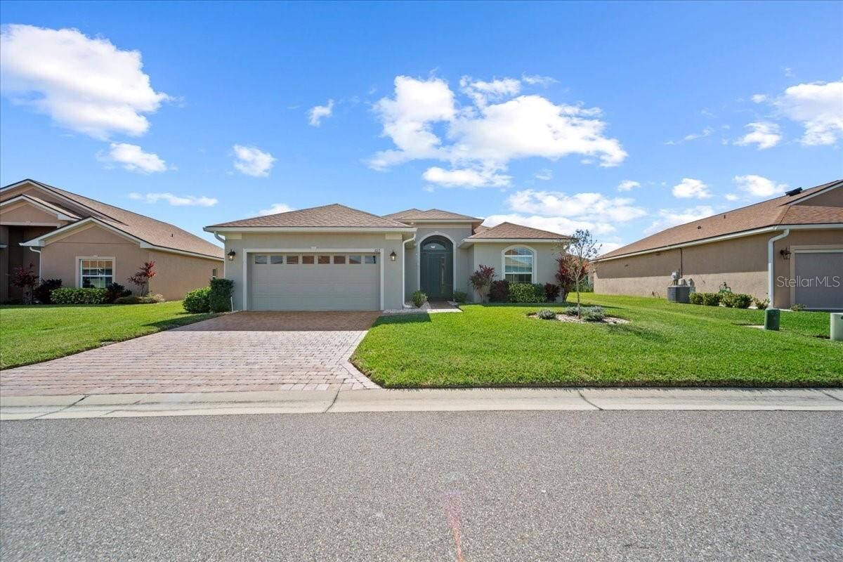 Property Photo: 1017 Sawgrass Drive FL 33884