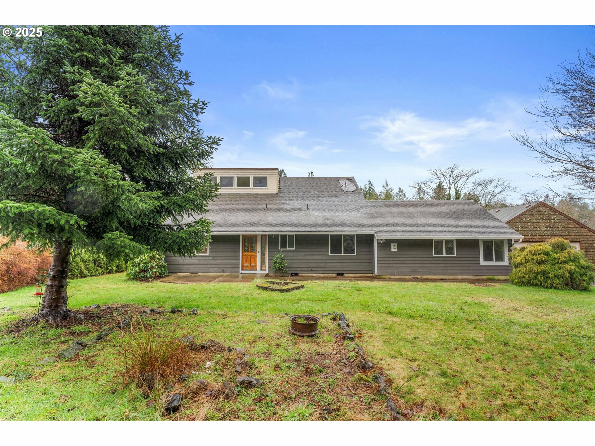 Property Photo: 21810 R O Richards Rd E OR 97108