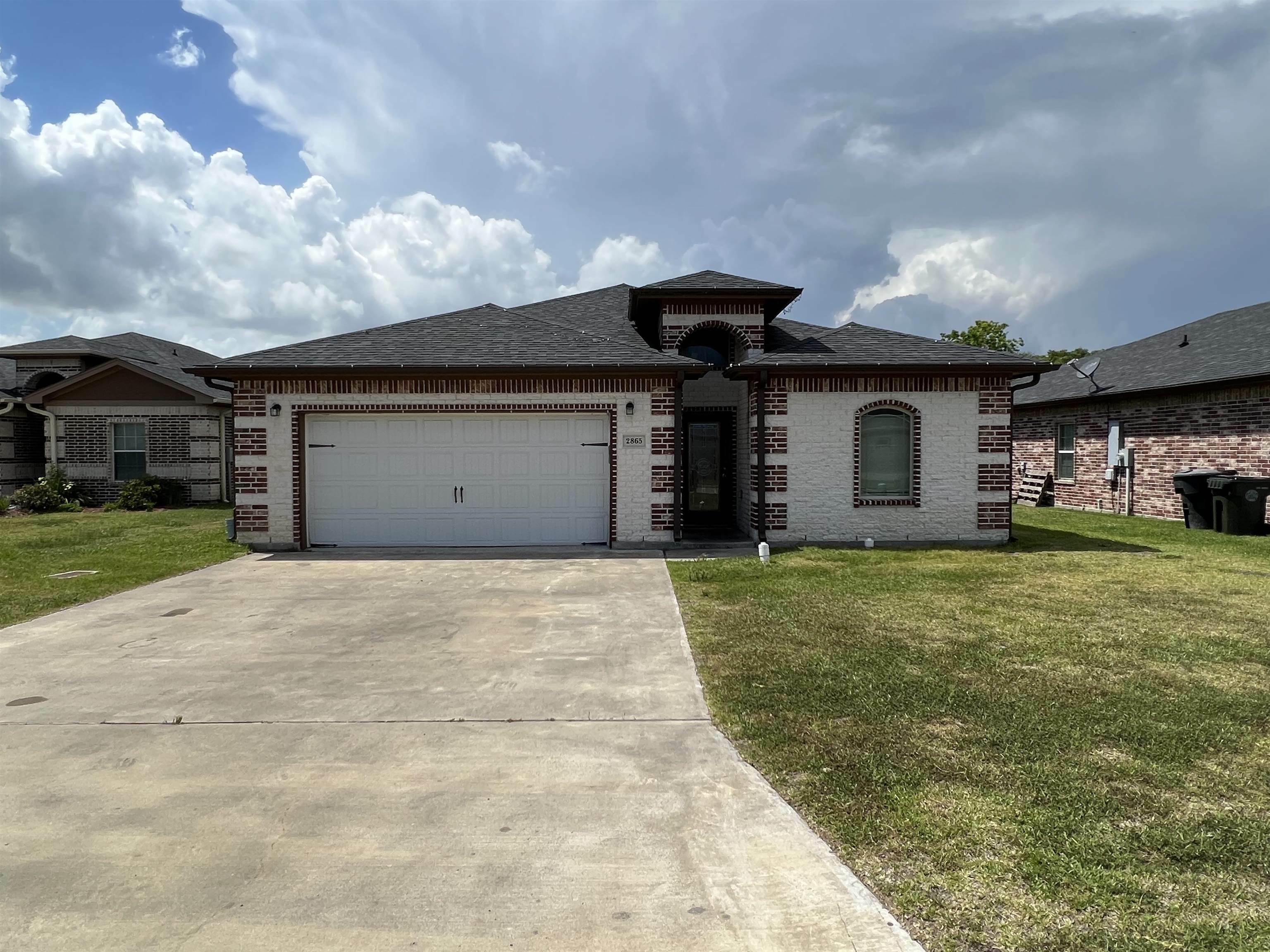 2865 Amber Ave.  Groves TX 77619 photo