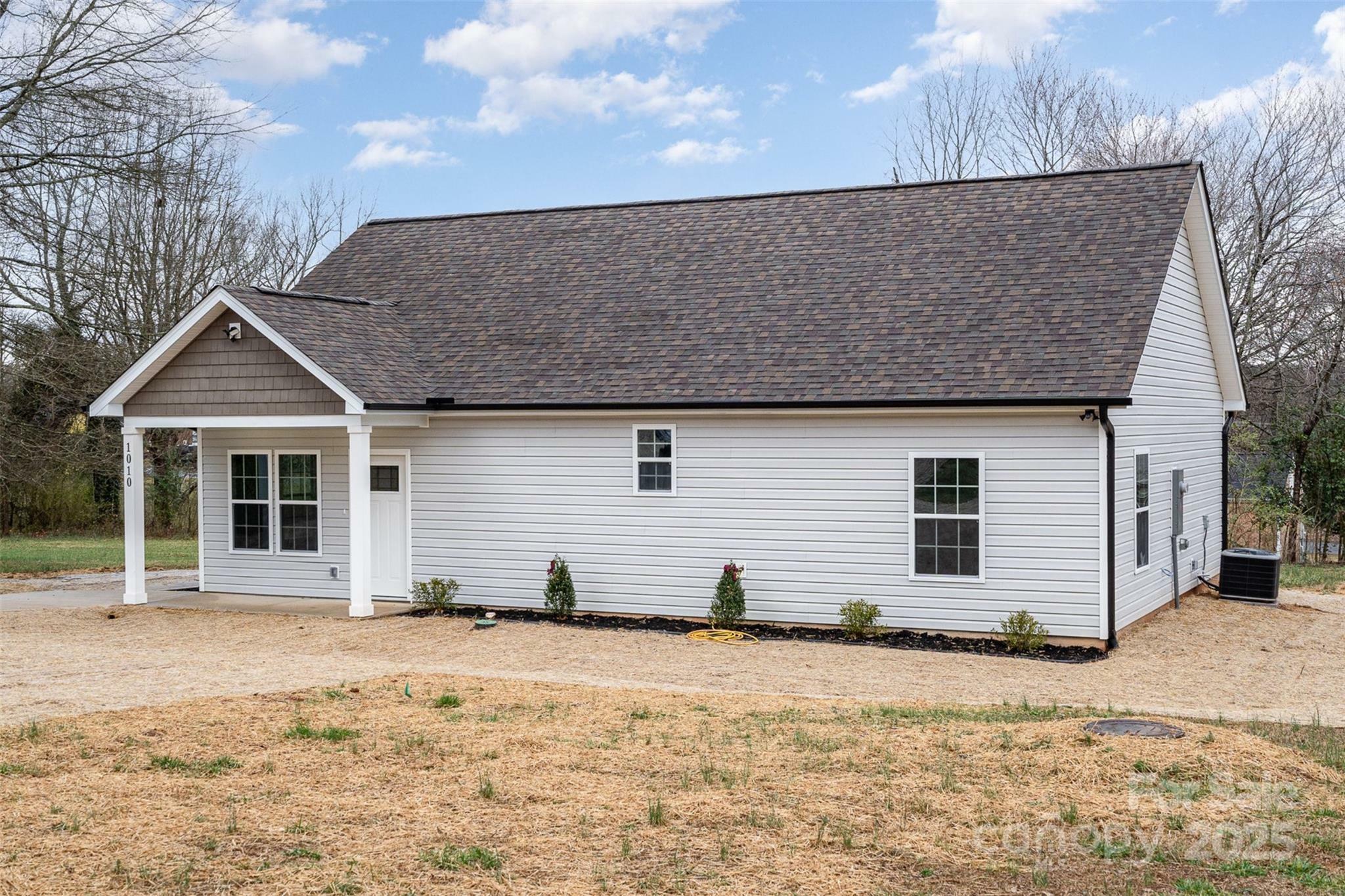 Property Photo: 1010 Wilmouth Street NC 28152