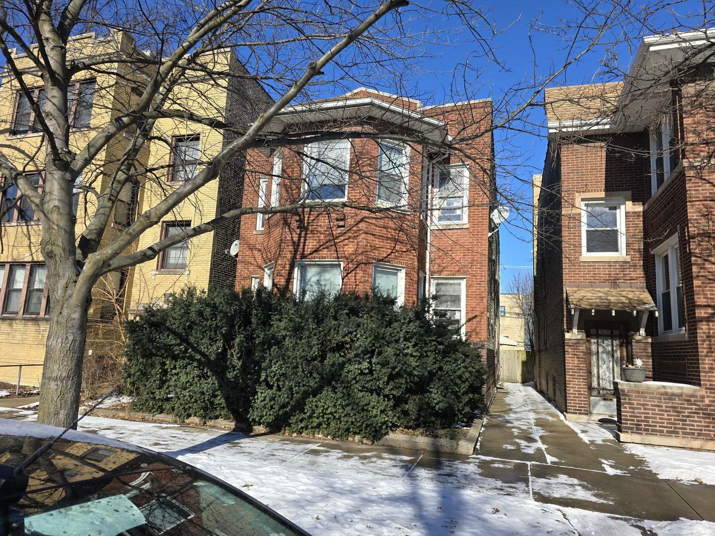 Property Photo:  2320 W Addison Street  IL 60618 