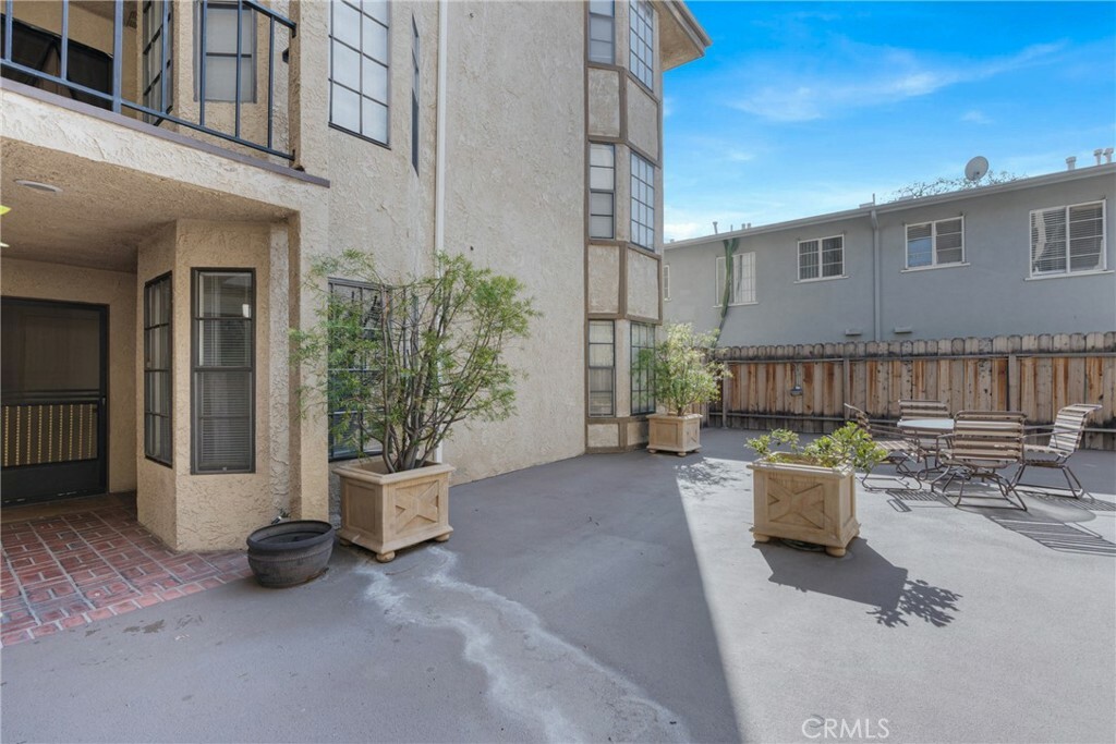 Property Photo: 336 N Louise Street 7 CA 91206
