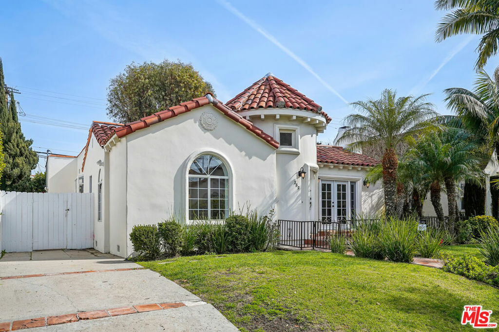 Property Photo:  352 S Oakhurst Drive  CA 90212 