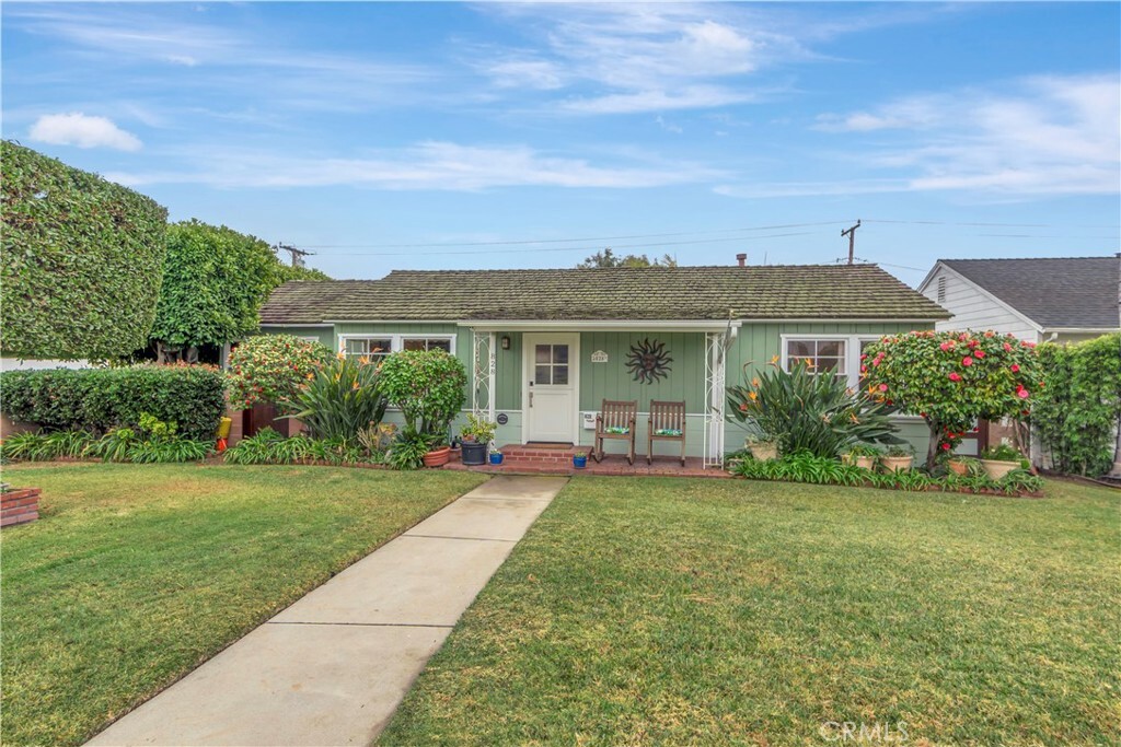 Property Photo:  828 14th Street  CA 92648 