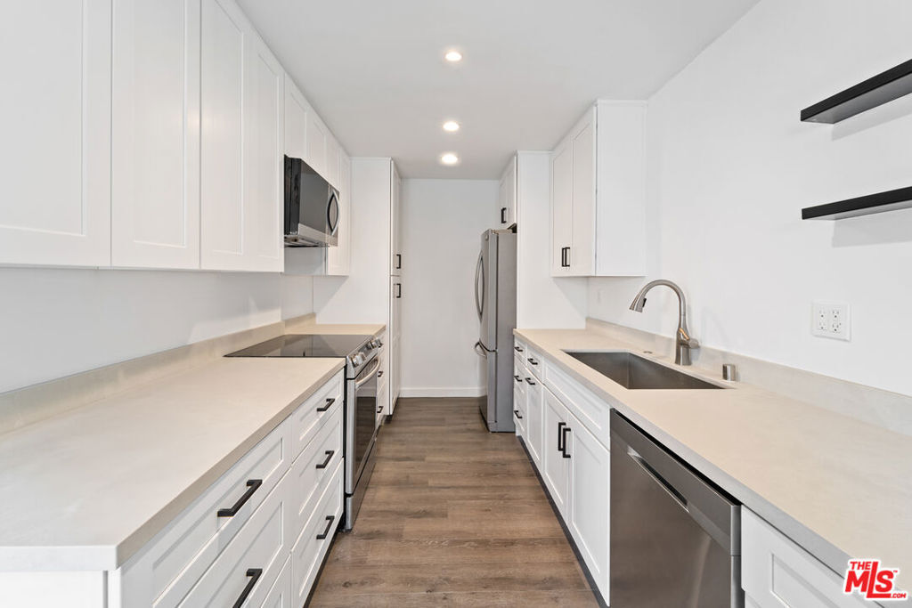 Property Photo:  5414 Newcastle Avenue 1  CA 91316 