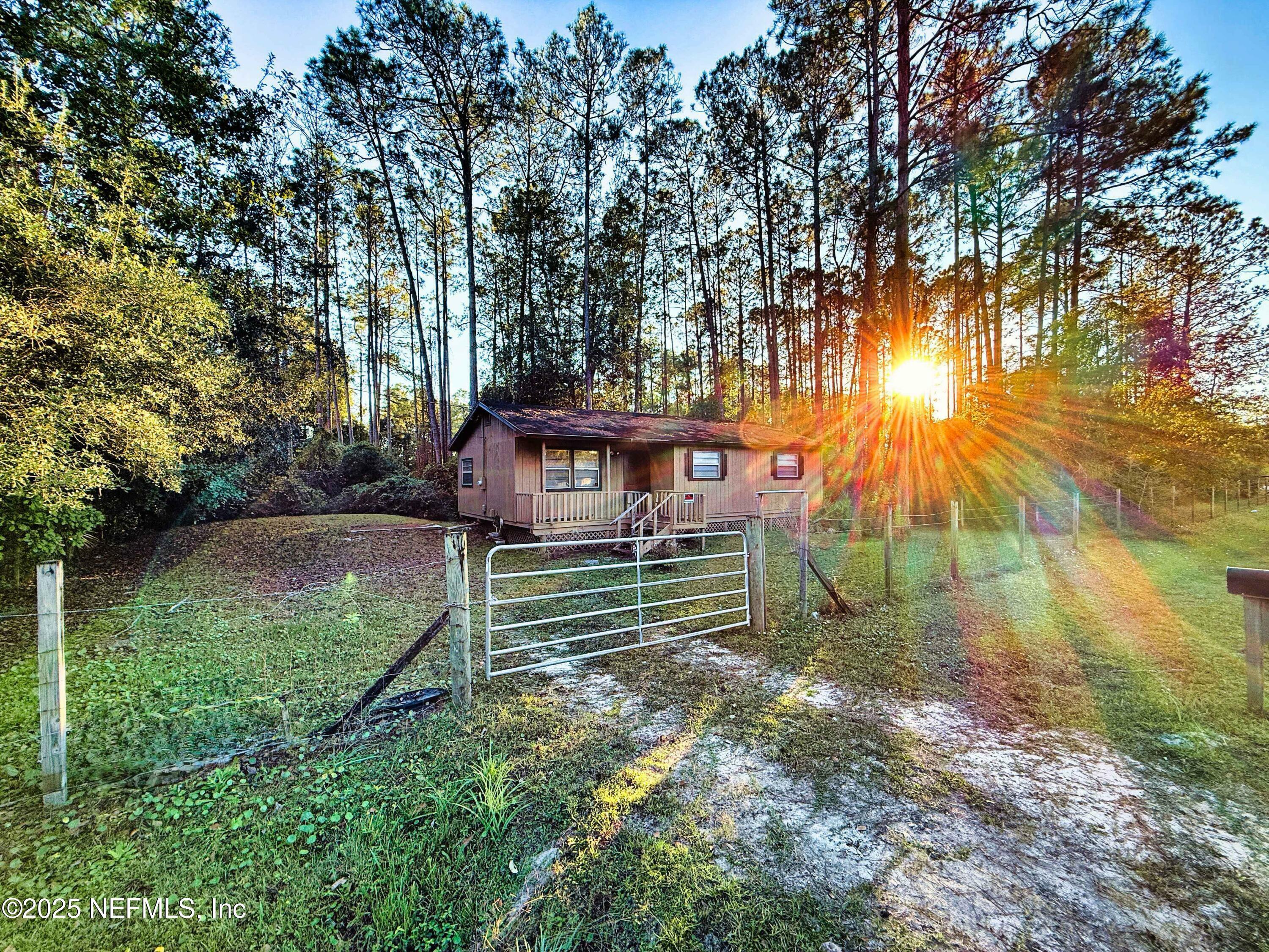 Property Photo: 20 N Dolphin Avenue FL 32068