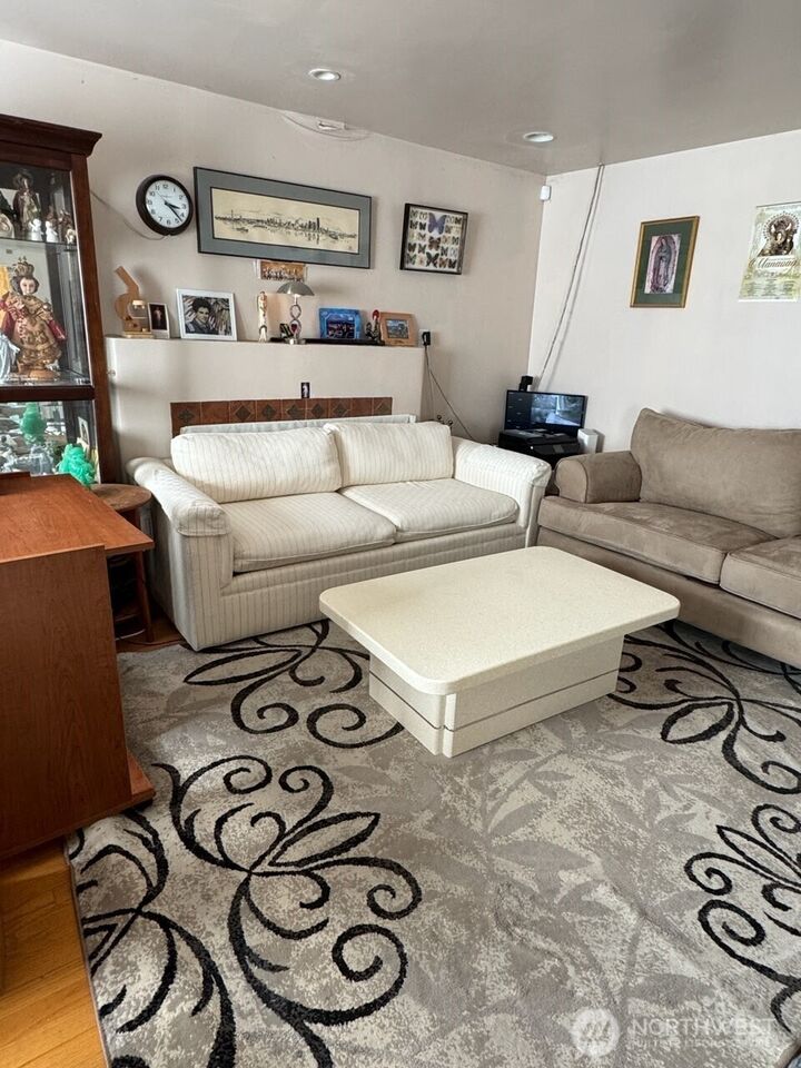 Property Photo:  830 NE 67th Street  WA 98114