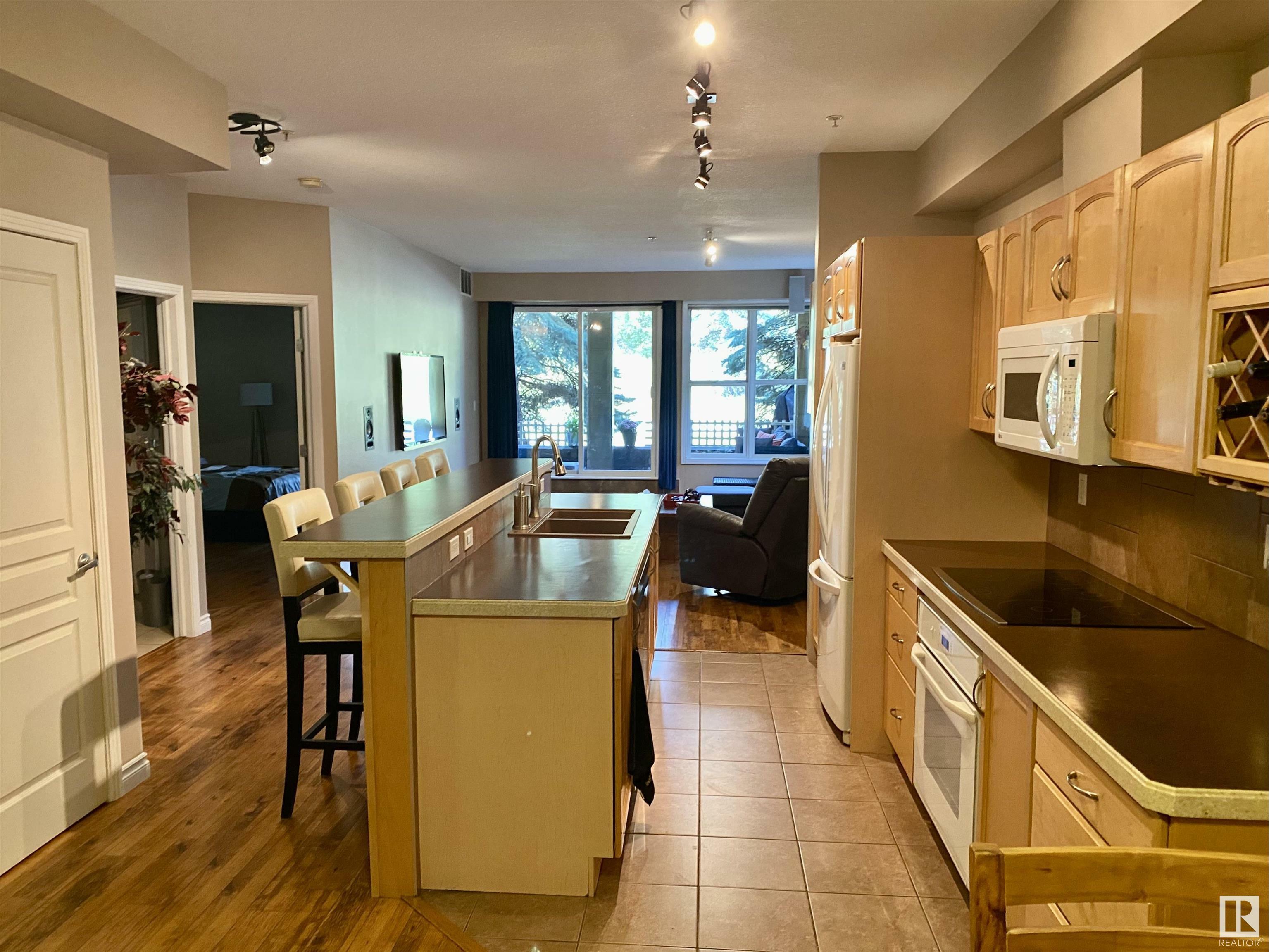 Photo de la propriété:  9804 101 Street NW 109  AB T5K 2X3 