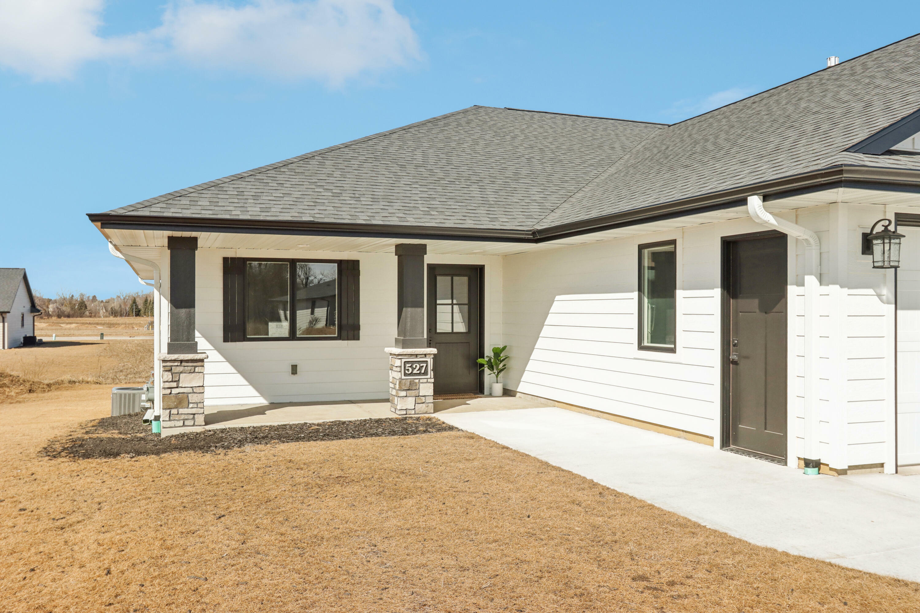 Property Photo:  527 Raybern Ct 10  WI 53075 