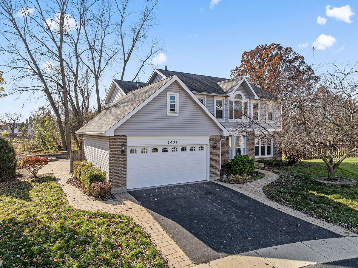 Property Photo:  2034 Oak Leaf Circle  IL 60046 
