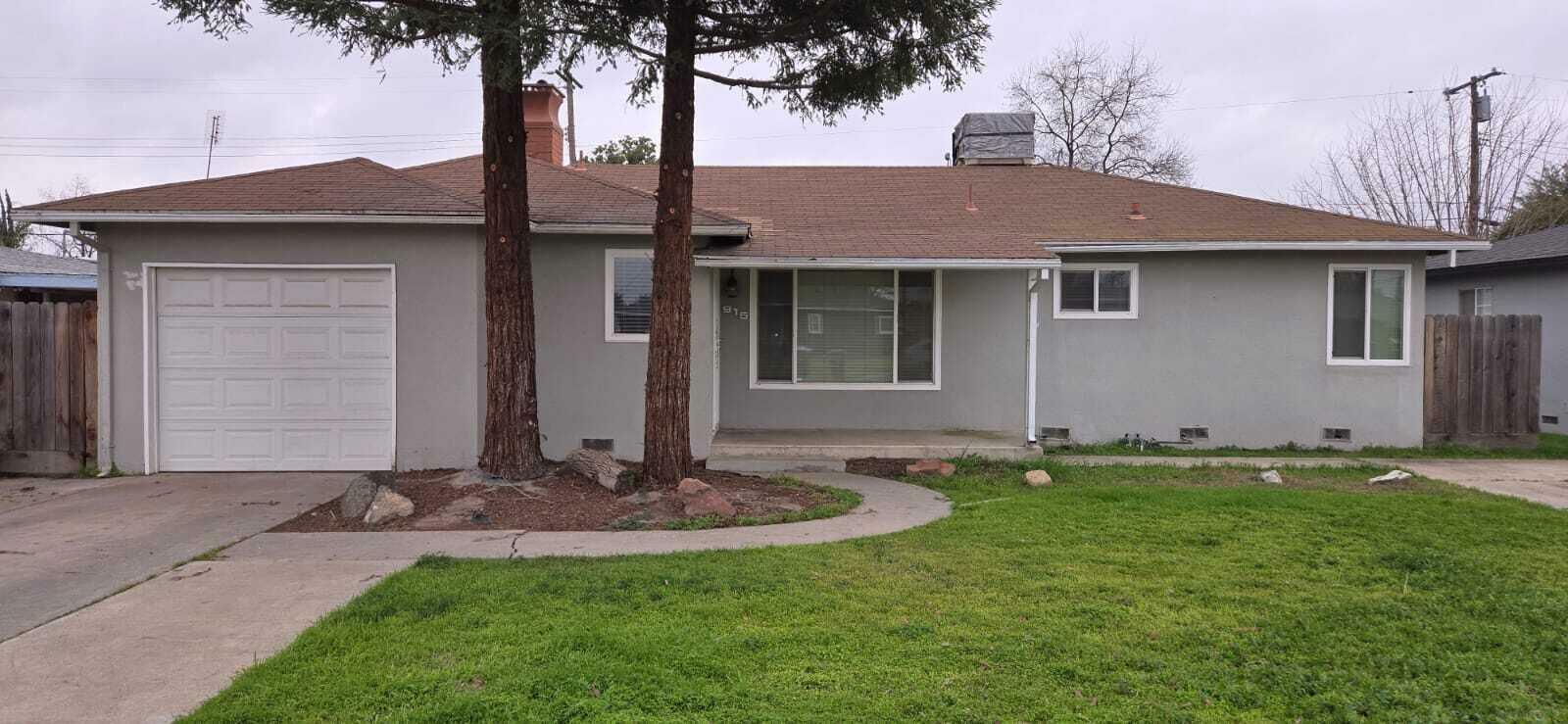 Property Photo: 915 E Myrtle Avenue CA 93292