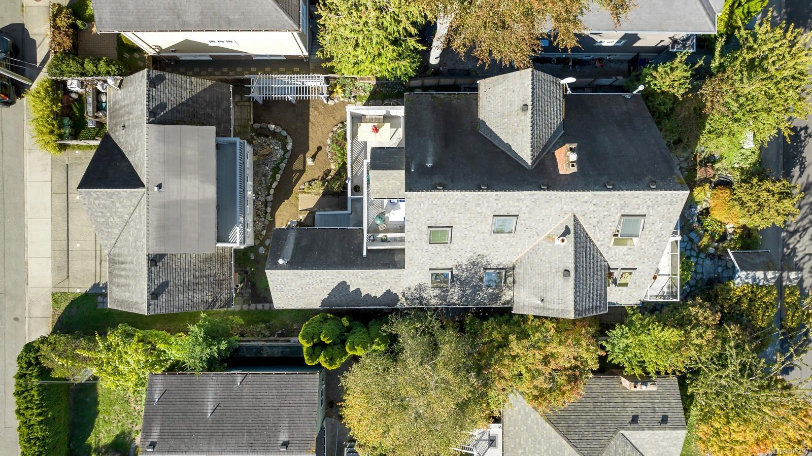 Property Photo: 232 Richmond Ave BC V8S 3X8