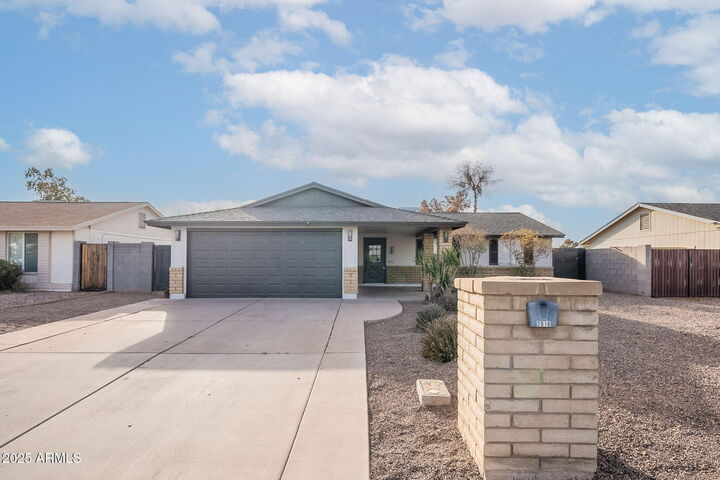 Property Photo: 2016 N Pennington Drive AZ 85224