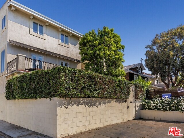 Property Photo:  15 Clubhouse Ave  CA 90291 