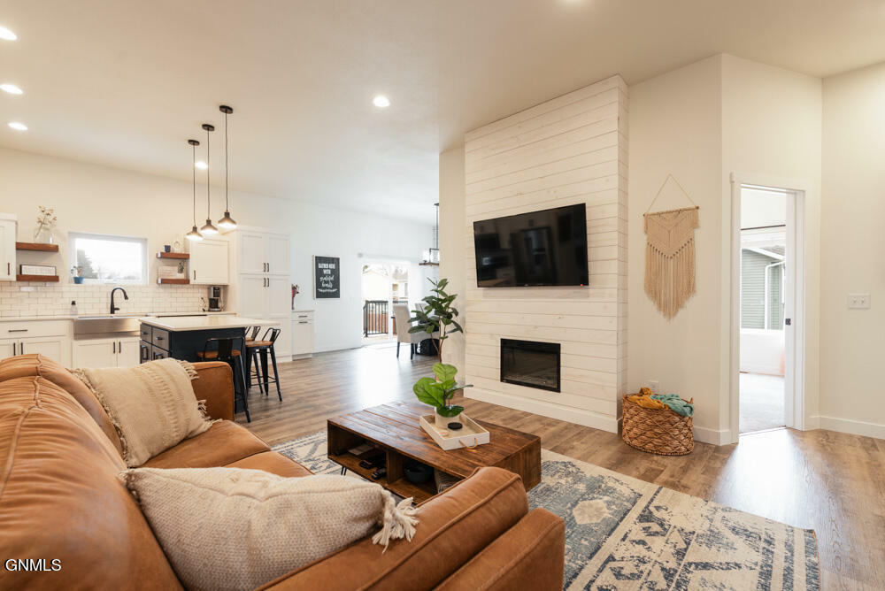 Property Photo: 313 Arabian Avenue ND 58503