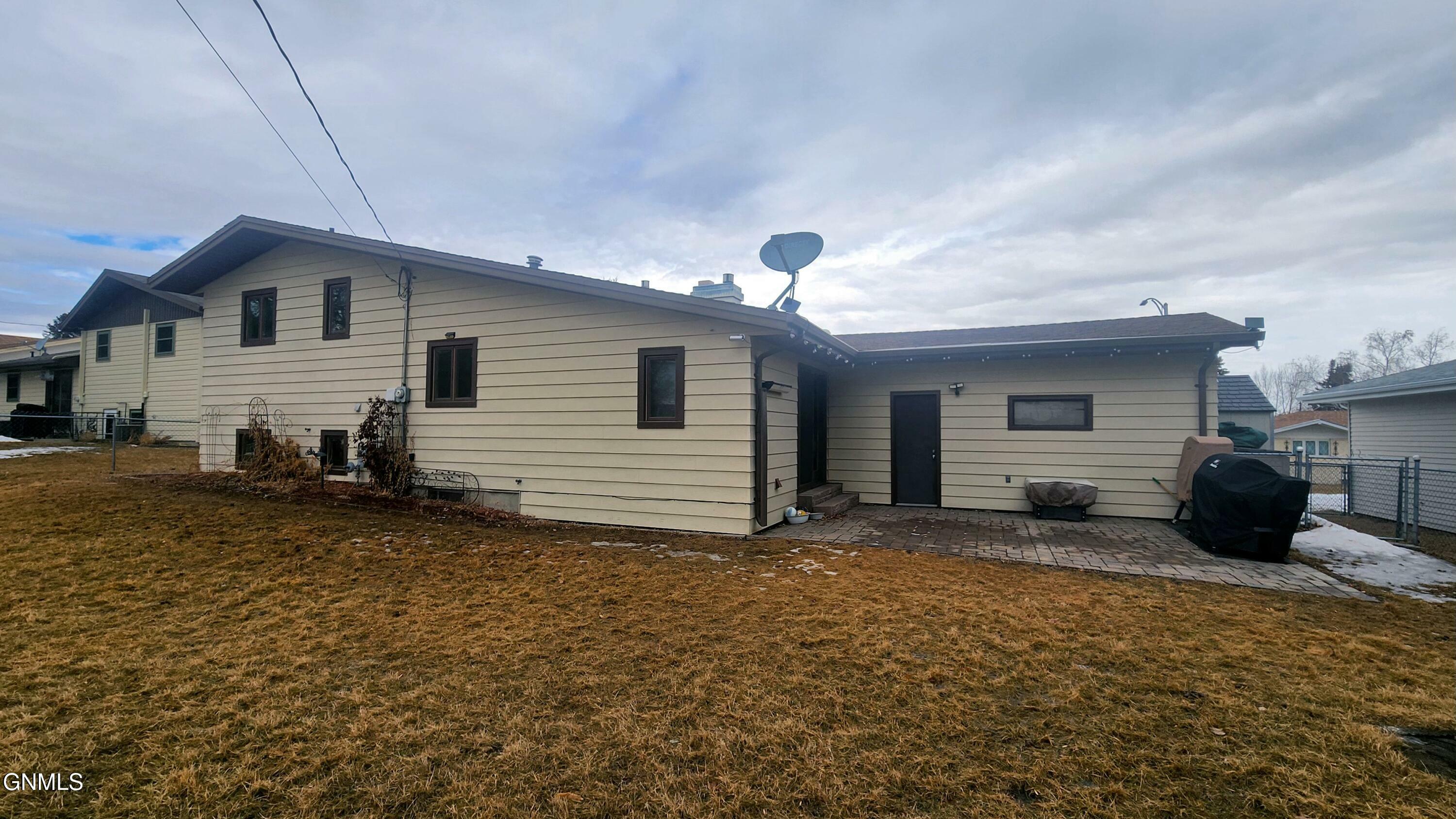 Property Photo:  403 13th Street NW  ND 58554 