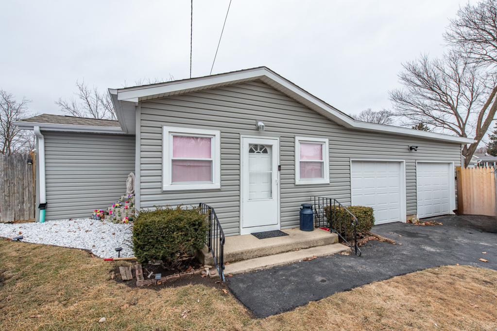 Property Photo:  42478 N Lake Avenue  IL 60002 