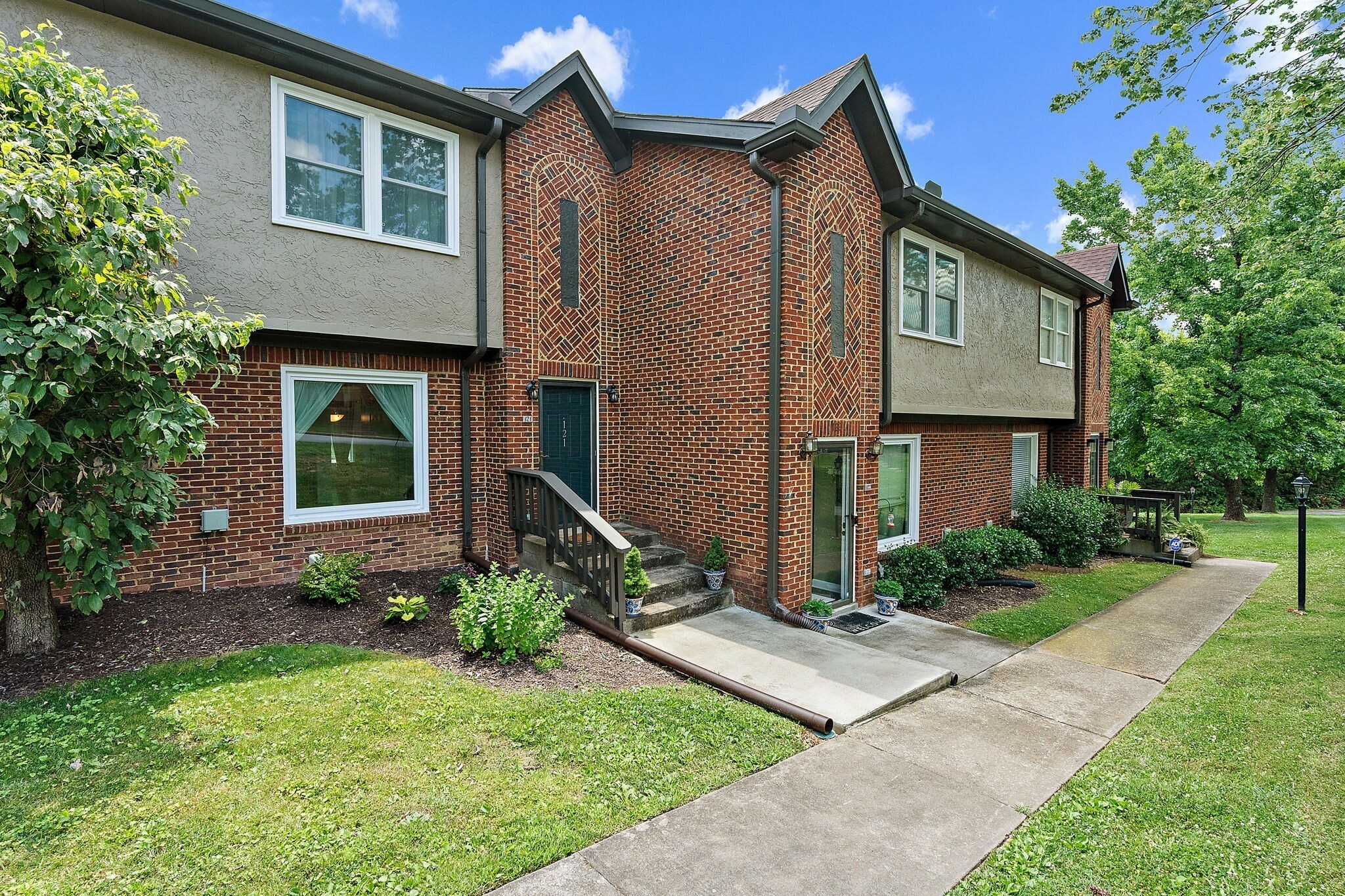 Property Photo: 121 Highland Villa Dr TN 37211