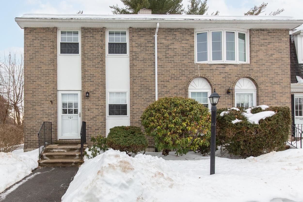 Property Photo:  101 Fieldstone Drive  NH 03053 