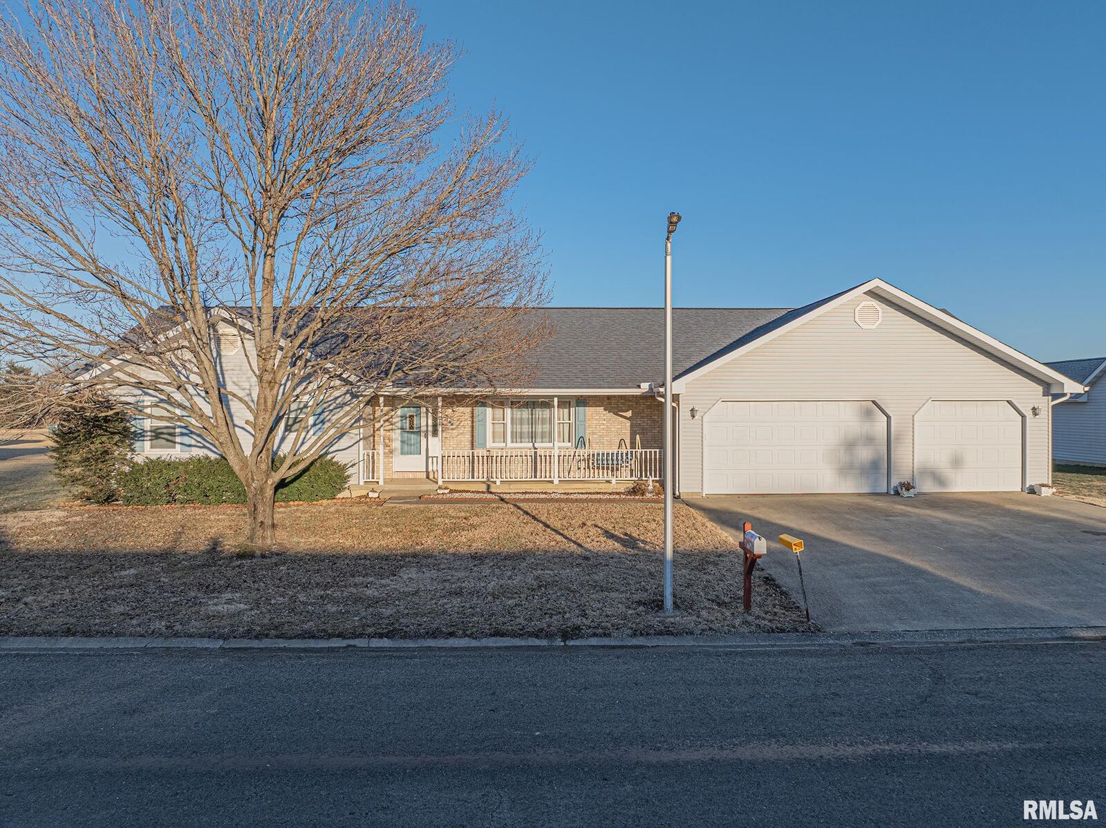 Property Photo:  134 Country Club Estates Street  IL 62881 