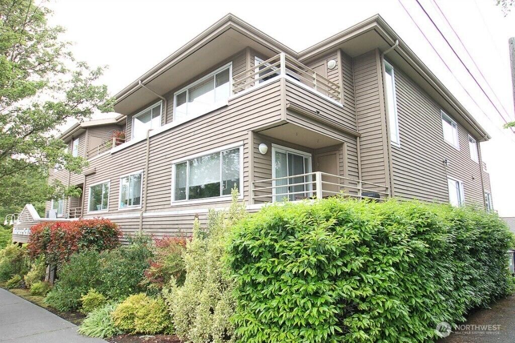 Property Photo: 214 W McGraw Street 303 WA 98119