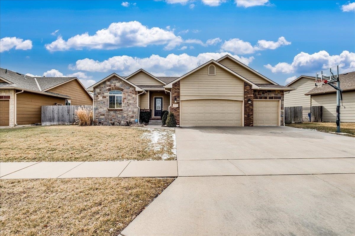 Property Photo: 2713 E Mason Ridge Dr KS 67037