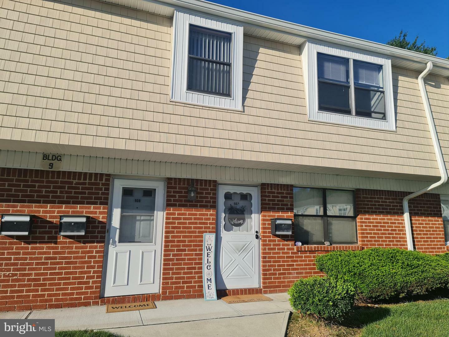 Property Photo:  908 Silver Court  NJ 08690 