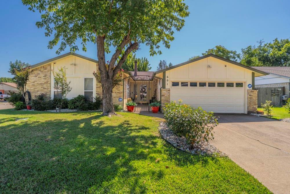 Property Photo:  601 Thornwood Trail  TX 75052 