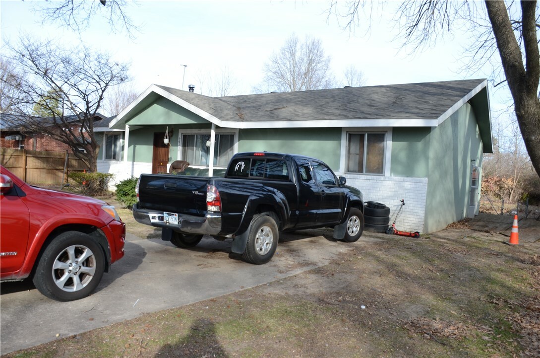 Property Photo:  221 W Highland Street  AR 72761 