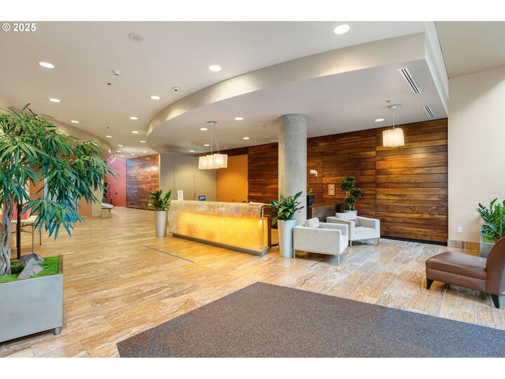 Property Photo:  922 NW 11th Ave 806  OR 97209 