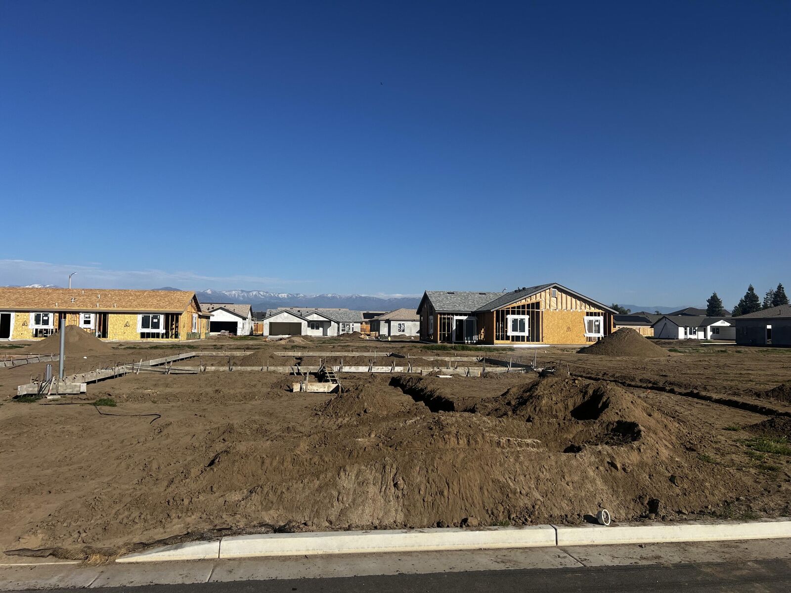 Property Photo: 1182 S Creekside Place W CA 93257