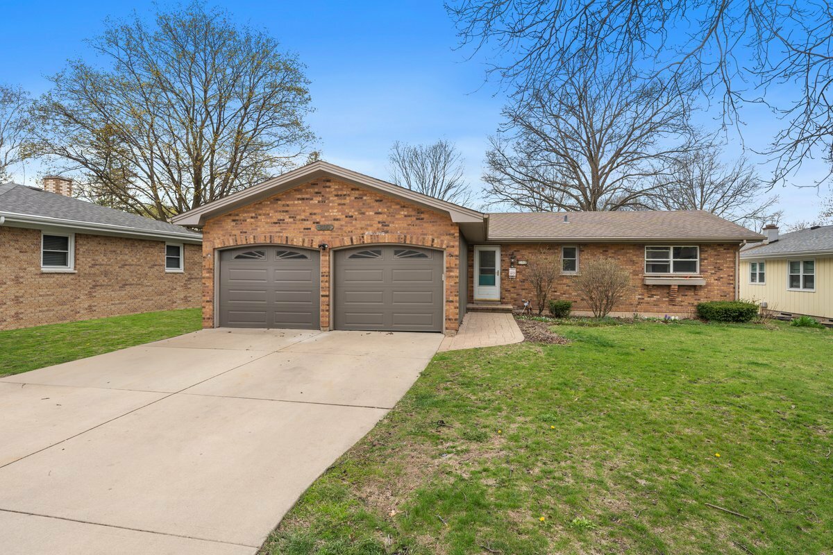 Property Photo: 690 Carlton Drive IL 60120