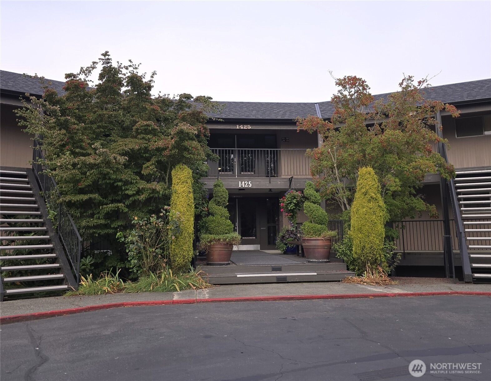 Property Photo: 1425 S Puget Drive 211 WA 98055