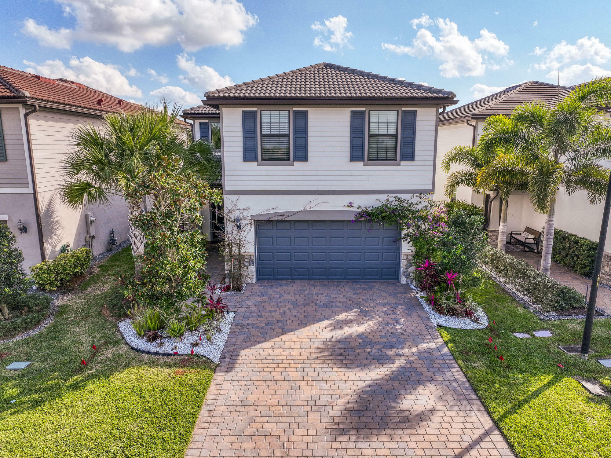 Property Photo: 800 SE Villandry Way FL 34984