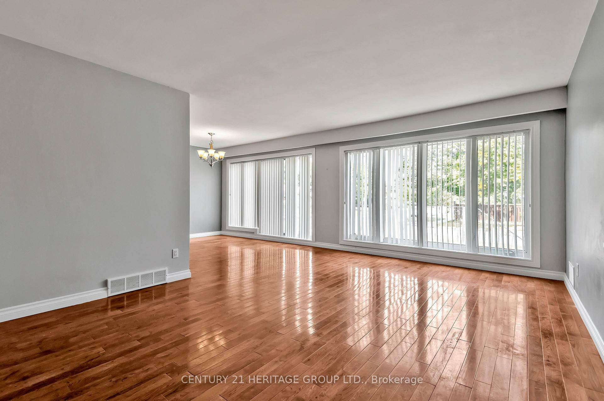 Photo de la propriété: 12 Kitson Dr ON M1M 3C8